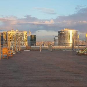 The roof of the Arch of La Défense, visit between sky and earth